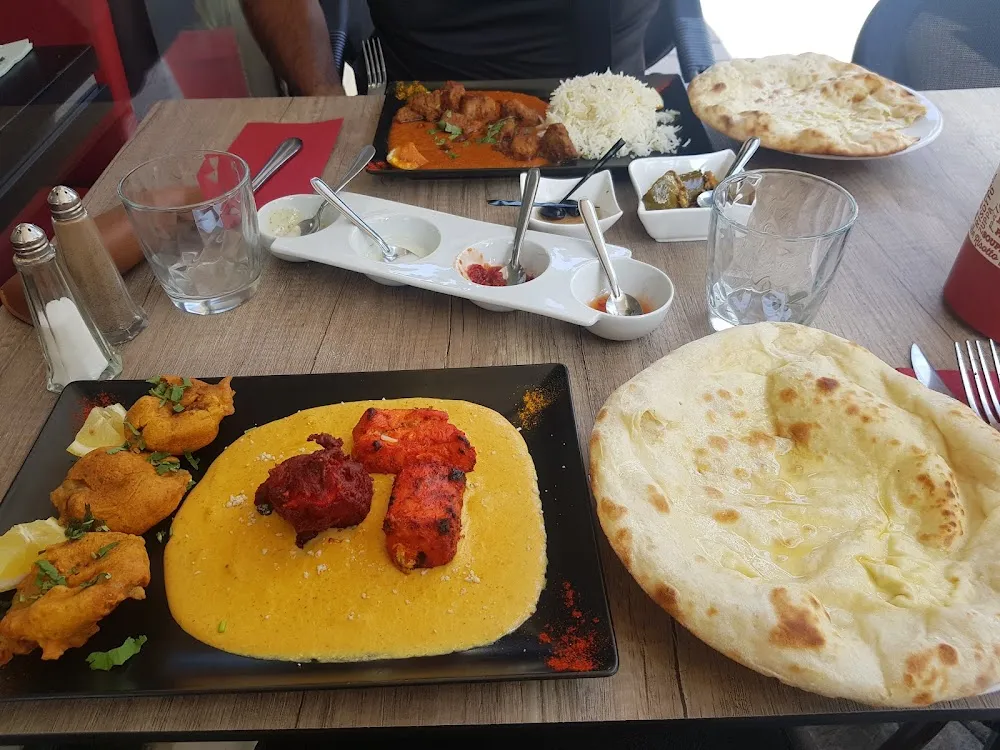 Cheese Naan Avec Poulet Tandoori Achar Olives Bombay Sauces Riz